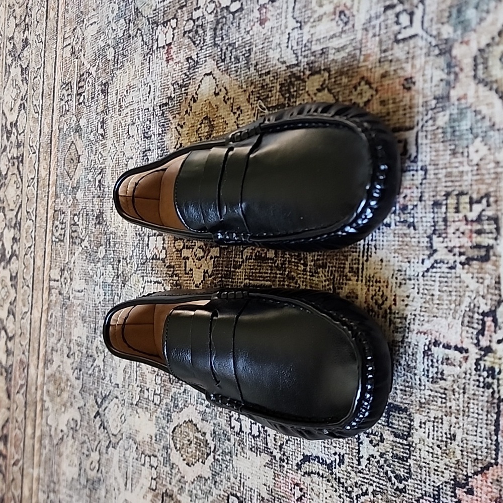 NWOT...Men's black faux leather penny loafer with Non-slip sole!